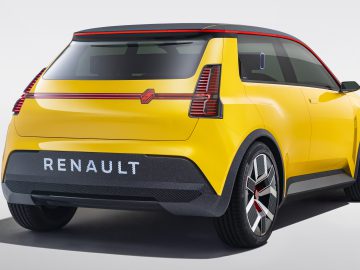 Een gele compacte auto van Renault met rode accenten, gezien vanaf de linkerkant, met een LED-achterlicht en 'RENAULT'-logo op het onderste deel van de achterkant - een vooruitblik autojaar 2023-model.
