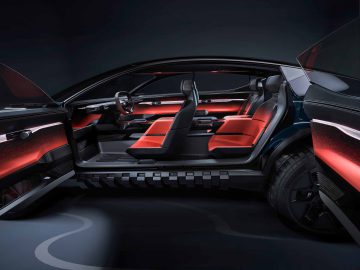Een strakke, moderne auto met open deuren, met een futuristisch interieur met zwarte en rode stoelen en een minimalistisch ontwerp, dat doet denken aan de Audi Activesphere Concept.