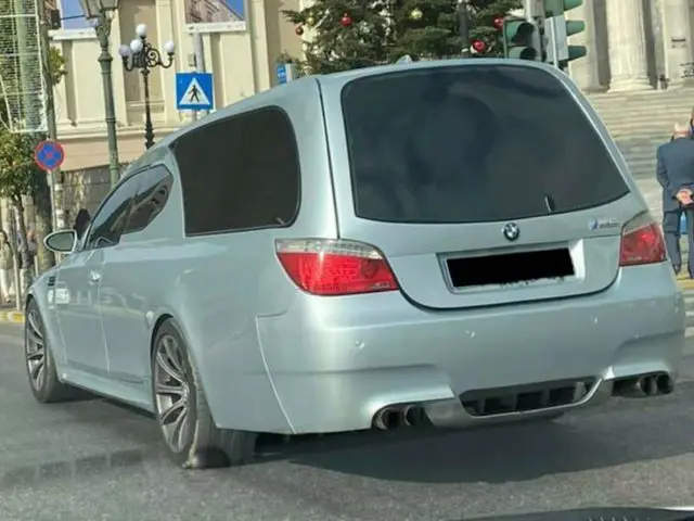 BMW M5 rouwauto