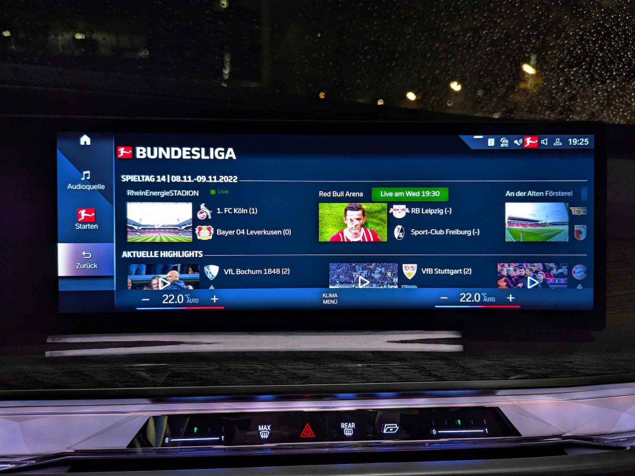 Voetbal kijken in je BMW, het kan straks! Voetbal kijken in je BMW, het kan straks!
