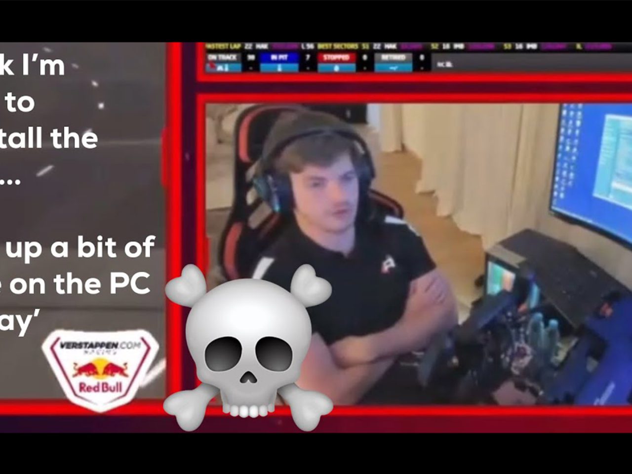 Een persoon zit in een racesimulatoropstelling met meerdere monitoren. De tekst aan de linkerkant luidt: "Ik denk dat ik de game ga verwijderen... Maakt toch wat ruimte vrij op de pc." In het midden staat een schedel-emoji, terwijl Verstappen in het echt vooruit racet.
