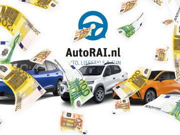 Voor het AutoRAI.nl-logo staan drie auto's – een blauwe SUV, een witte compacte auto en een oranje sedan – met eurobankbiljetten eromheen verspreid, wat potentiële subsidiemogelijkheden voor milieuvriendelijke autoaankopen benadrukt.