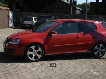 Bizar: deze Volkswagen Golf GTI heeft stuurwiel in het midden! ...