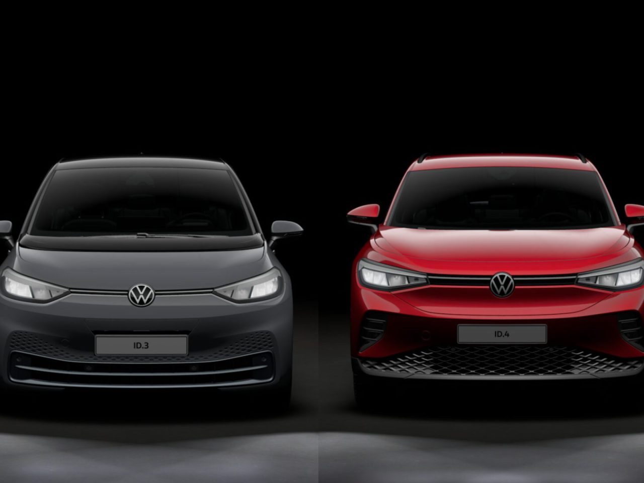 Vooraanzicht van twee elektrische voertuigen van Volkswagen: links een grijze ID.3 en rechts een opvallende rode Volkswagen ID.4, beide tegen een donkere achtergrond.