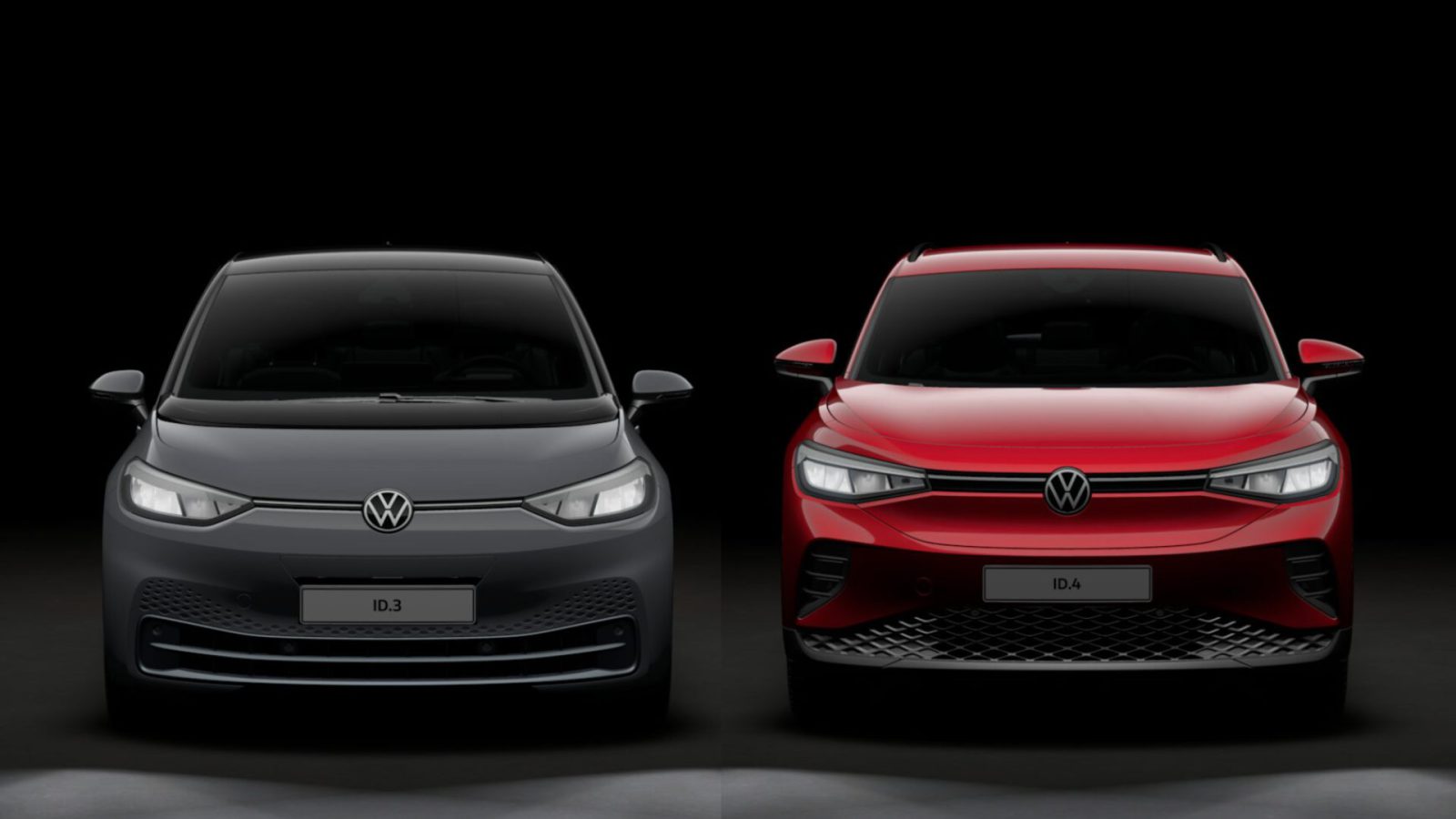 Vooraanzicht van twee elektrische voertuigen van Volkswagen: links een grijze ID.3 en rechts een opvallende rode Volkswagen ID.4, beide tegen een donkere achtergrond.