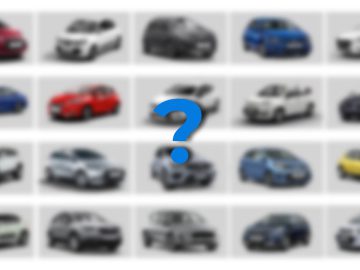 Een raster van wazige autoafbeeldingen met een blauw vraagteken in het midden, verwijzend naar de mysterieuze kilometerstand.