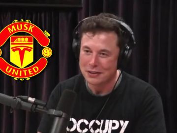 Voor een zwart gordijn wordt een man gezien die een koptelefoon draagt en in een microfoon spreekt. Links van hem staat een logo met de tekst "Musk United", een subtiele knipoog naar de inspiratie van de naam.