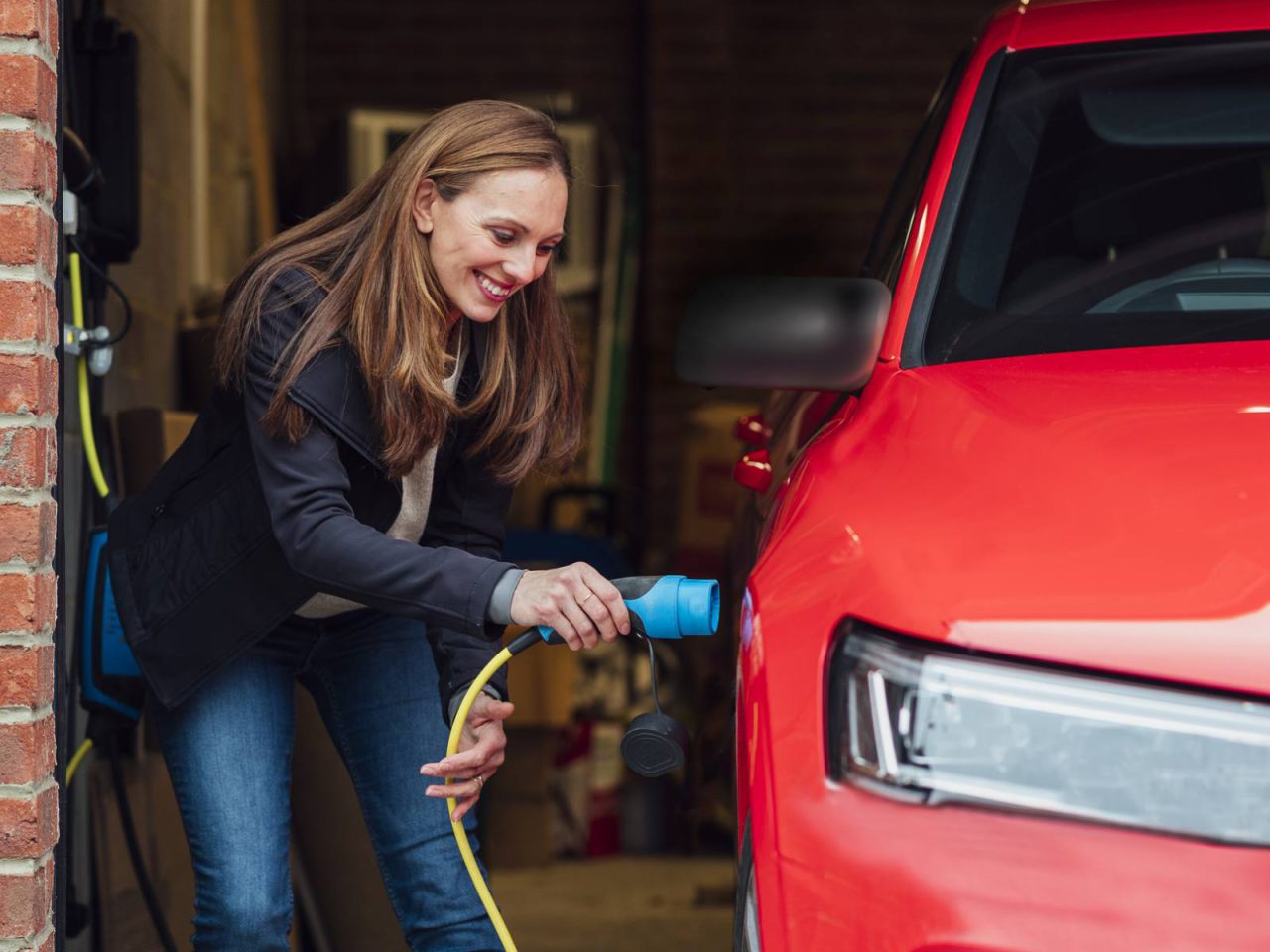 Een nieuwbouwwoning met laadpaal
