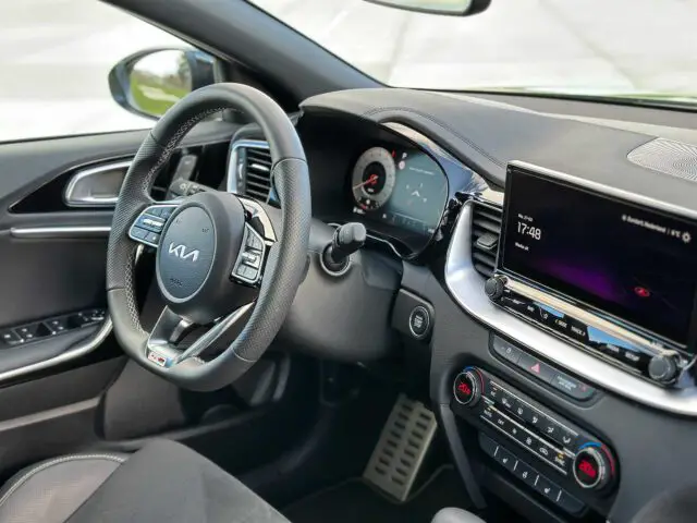 Binnenaanzicht van een Kia XCeed met het stuur, het dashboard, de digitale displays en de bedieningsknoppen.
