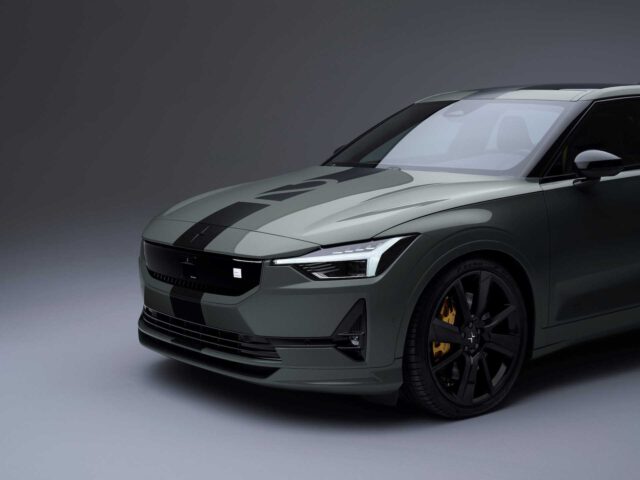 De Polestar 2 BST edition 230 is een strakke, donkergrijze auto met een modern design. Het voertuig is voorzien van scherpe koplampen, een zwarte grille en stijlvolle zwarte lichtmetalen velgen.