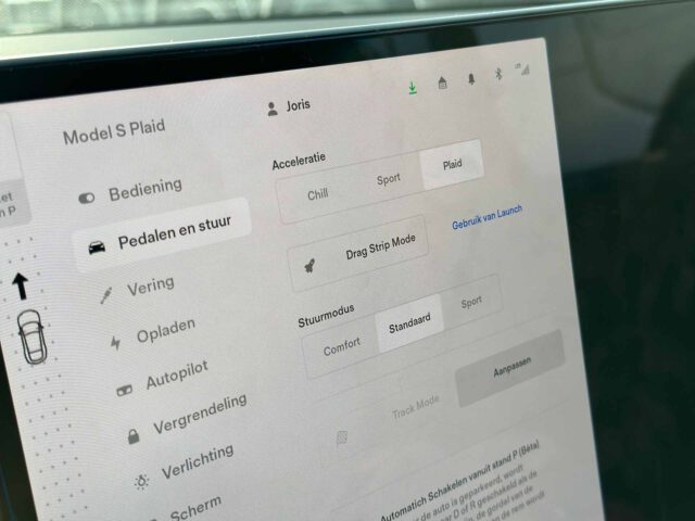 De Tesla Model S Plaid-touchscreeninterface toont rijmodi zoals Chill, Sport en Plaid, met functies voor Drag Strip-modus en Launch-modus.