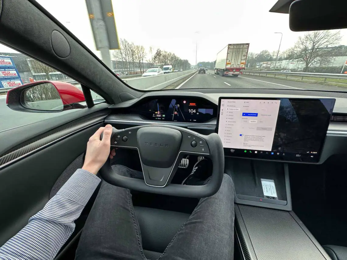 Tesla Joch in Model S Karo