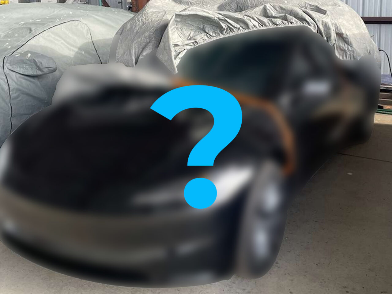 Een Tesla Model 3-facelift is gedeeltelijk bedekt met een zeil in een garage. De voorkant en zijkant van de auto zijn wazig, met een blauw vraagteken over de afbeelding heen.