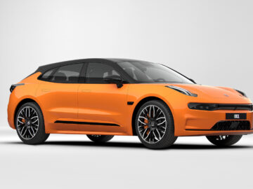 Een moderne oranje ZEEKR-elektrische auto met zwarte accenten wordt weergegeven tegen een effen witte achtergrond. Hij heeft een strak, aerodynamisch ontwerp en grote, sportieve wielen.