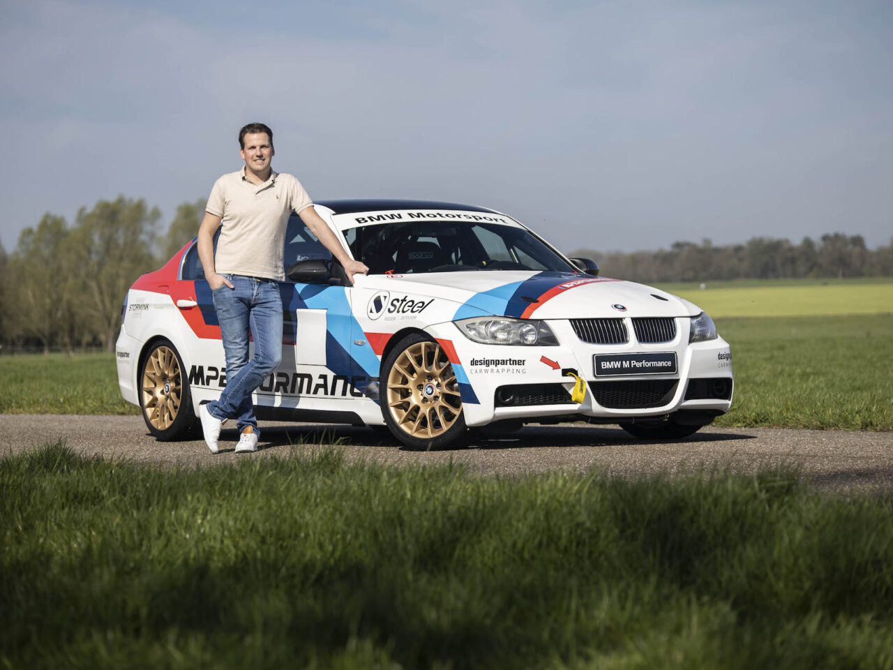 Mathijs en zijn BMW 325i circuitauto