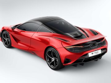 Een rode McLaren 750S-sportwagen, met een strak aerodynamisch ontwerp, een zwart dak en opvallende wielen, gezien vanuit de achterhoek tegen een effen witte achtergrond.