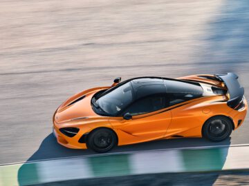 Een feloranje McLaren 750S met een strak ontwerp werd vastgelegd terwijl hij te hard reed op een racecircuit.