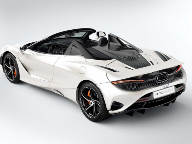 Een witte McLaren 750S converteerbare sportwagen, gezien vanaf de linkerkant, met een aerodynamisch ontwerp en het opschrift "750S SPIDER".