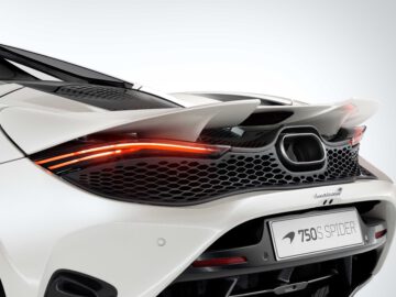 Close-up van het achteraanzicht van een witte McLaren 750S Spider-sportwagen, met de achterlichten, achterspoiler en kentekenplaat.