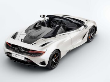 Een witte McLaren 750S Spider converteerbare sportwagen, gezien vanuit de driekwarthoek aan de achterkant, wat het strakke ontwerp, de zwarte accenten en de gedetailleerde achtergrondverlichting benadrukt.