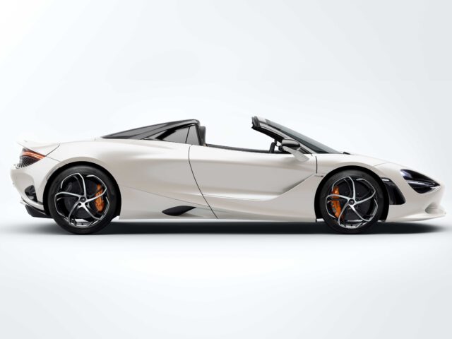 Zijaanzicht van een slanke, witte McLaren 750S converteerbare sportwagen met de bovenkant naar beneden, waardoor het aerodynamische ontwerp en de lichtmetalen velgen goed tot hun recht komen.