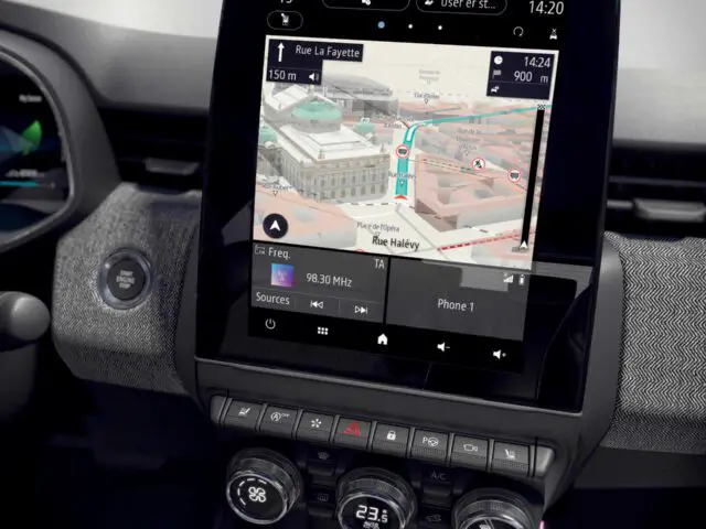 Op het dashboard van een Renault Clio wordt een GPS-navigatiescherm weergegeven dat u naar de Rue La Fayette leidt, naast de huidige temperatuur, tijd en de status van radio- en telefoonverbindingen.