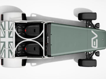 Bovenaanzicht van een Caterham EV Seven, met de olijfgroene carrosserie en het Britse vlagontwerp op de achterkant.