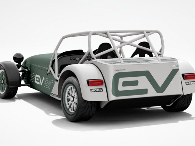 Een groen-witte Caterham EV Seven converteerbare sportwagen met rolbeugels en "EV" -logo op de achterkant, weergegeven vanuit een driekwart achteraanzicht tegen een effen achtergrond.