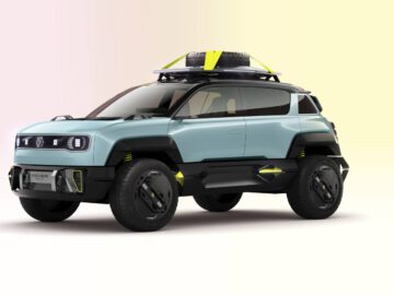 Een lichtblauwe, futuristische Renault 4 offroad-SUV met dikke banden en een imperiaal wordt tentoongesteld tegen een hellingsachtergrond.