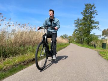 Bart op de fiets