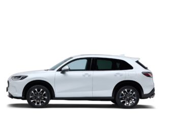 Een zijaanzicht van een witte Honda ZR-V SUV tegen een effen witte achtergrond.