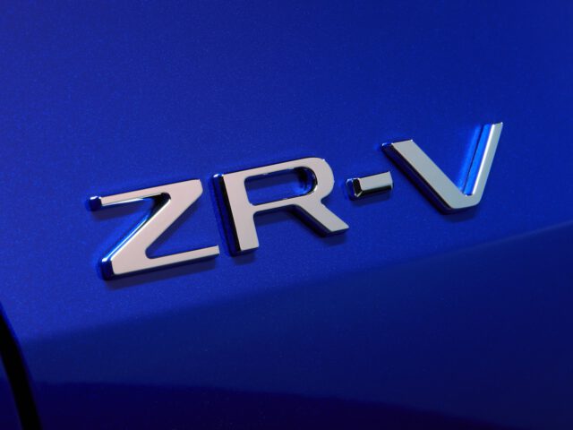 Close-up van een "ZR-V" -badge op een blauwe Honda ZR-V.