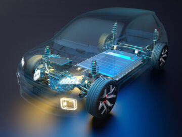 Een semi-transparante Renault 5 toont de interne componenten van het elektrische voertuig, inclusief de batterij, de ophanging en de motorsystemen, verlicht in blauwe en witte tinten.