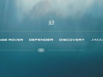 Een turquoise achtergrond met het JLR-logo en 'Range Rover', 'Defender', 'Discovery' en 'Jaguar' eronder geschreven, naast het embleem van Jaguar Land Rover.