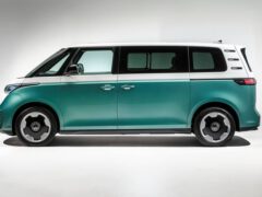 Zijaanzicht van een groen en wit, modern identiteitsbewijs. Buzz busje met een strak design tegen een effen witte achtergrond.