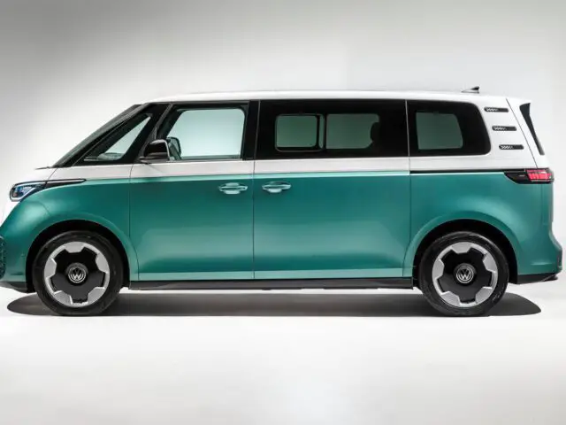 Zijaanzicht van een groen en wit, modern identiteitsbewijs. Buzz busje met een strak design tegen een effen witte achtergrond.