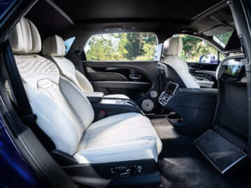 De Bentley Bentayga EWB Mulliner beschikt over een luxueus auto-interieur met witleren stoelen, entertainmentschermen achterin en geavanceerde bedieningsfuncties. De achterbank is ruim en voorzien van diverse voorzieningen voor het comfort van de passagiers.