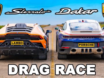 Een Lamborghini en een Porsche 911 Dakar staan zij aan zij op een dragracecircuit. Lamborghini bevindt zich aan de linkerkant, Porsche aan de rechterkant. De tekst "DRAG RACE" staat onderaan en logo's van beide merken in de bovenhoeken.
