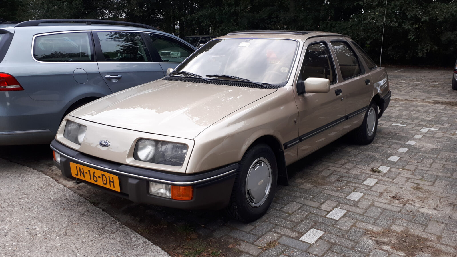 Gespot Een Ford Sierra 23 Ghia Uit 1983 Autorainl