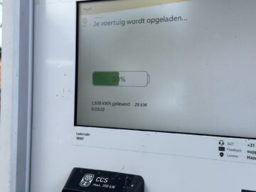 Een scherm waarop de laadstatus van de Dacia Spring Electric op 50% wordt weergegeven, met 1.608 kWh geleverd, 29 kW vermogen en een oplaadduur van 32 minuten.