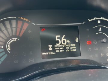 Het dashboarddisplay van de Dacia Spring Electric geeft een resterende lading van 56% aan, met een geschatte actieradius van 108 km. De verwachte oplaadtijd is 1 uur en 35 minuten om 100% te bereiken, en slechts 20 minuten om 80% te bereiken.