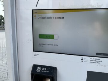 Op het scherm van het laadstation verschijnt de melding "Je laadsessie is gestopt", wat aangeeft dat de laadsessie voor uw Dacia Spring Electric is gestopt. De batterij is op 81%, met 10,078 kWh geleverd gedurende 2 uur en 35 minuten.