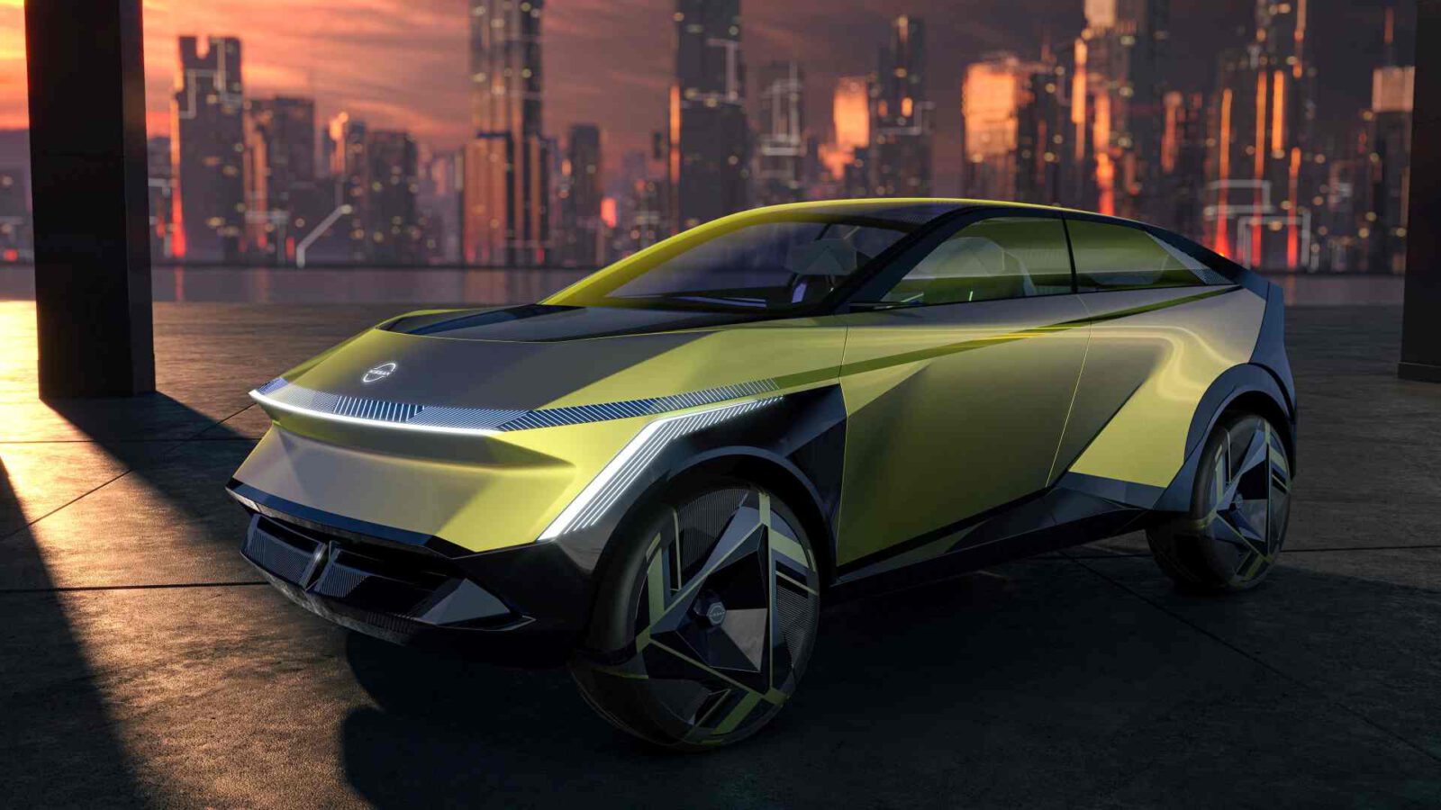 Een futuristische gele Nissan met een strak design staat bij zonsondergang geparkeerd voor een stadsgezicht.