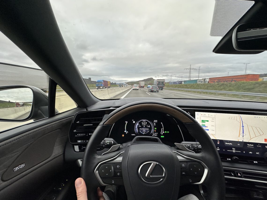 Conducción por Autobahn en un Lexus RX 450h+.