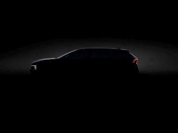 Silhouet van een compacte SUV-auto van Mitsubishi in profielweergave tegen een donkere achtergrond.