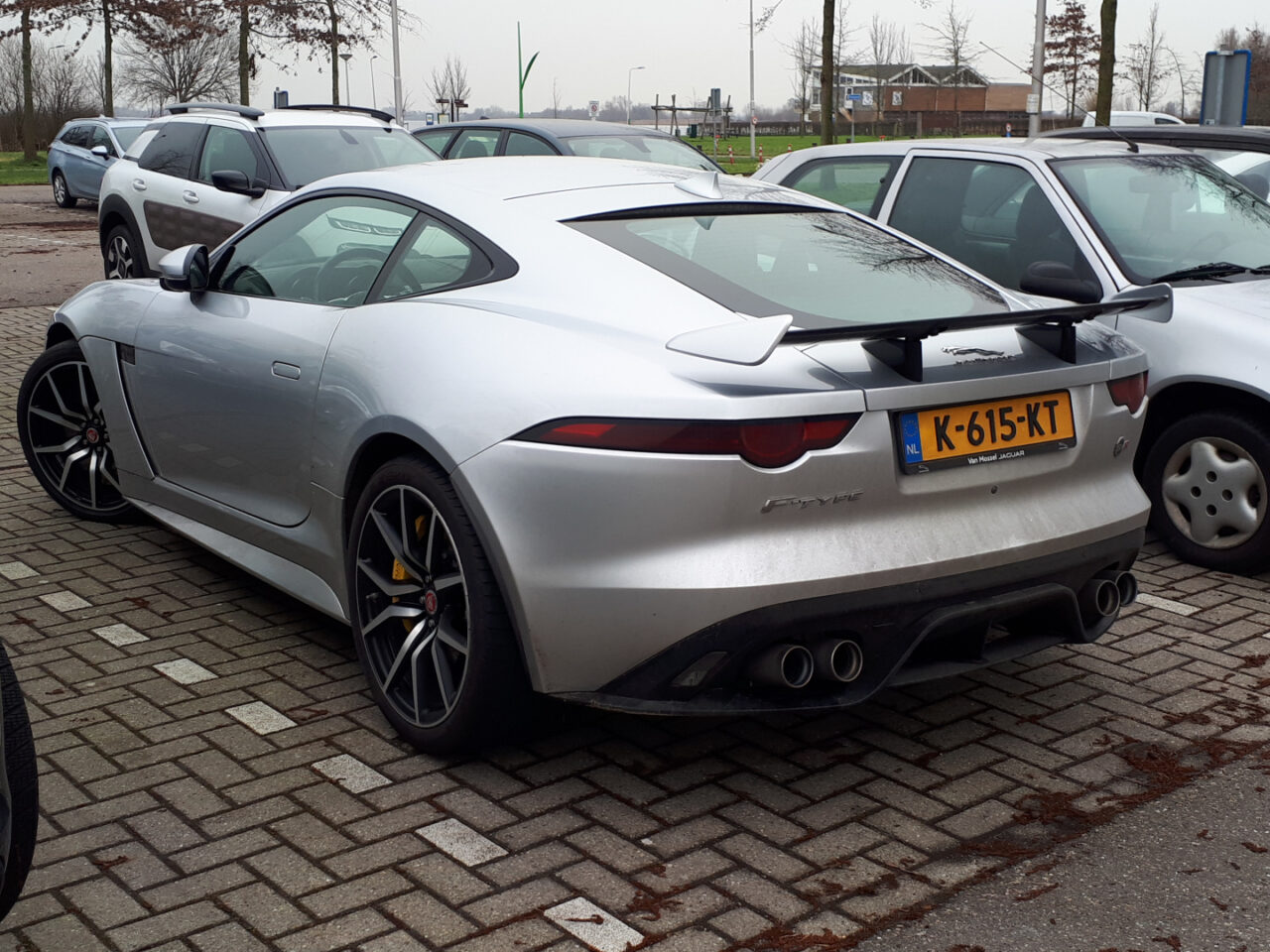 Een zilveren Jaguar F-Type SVR sportwagengespot geparkeerd op een parkeerplaats.