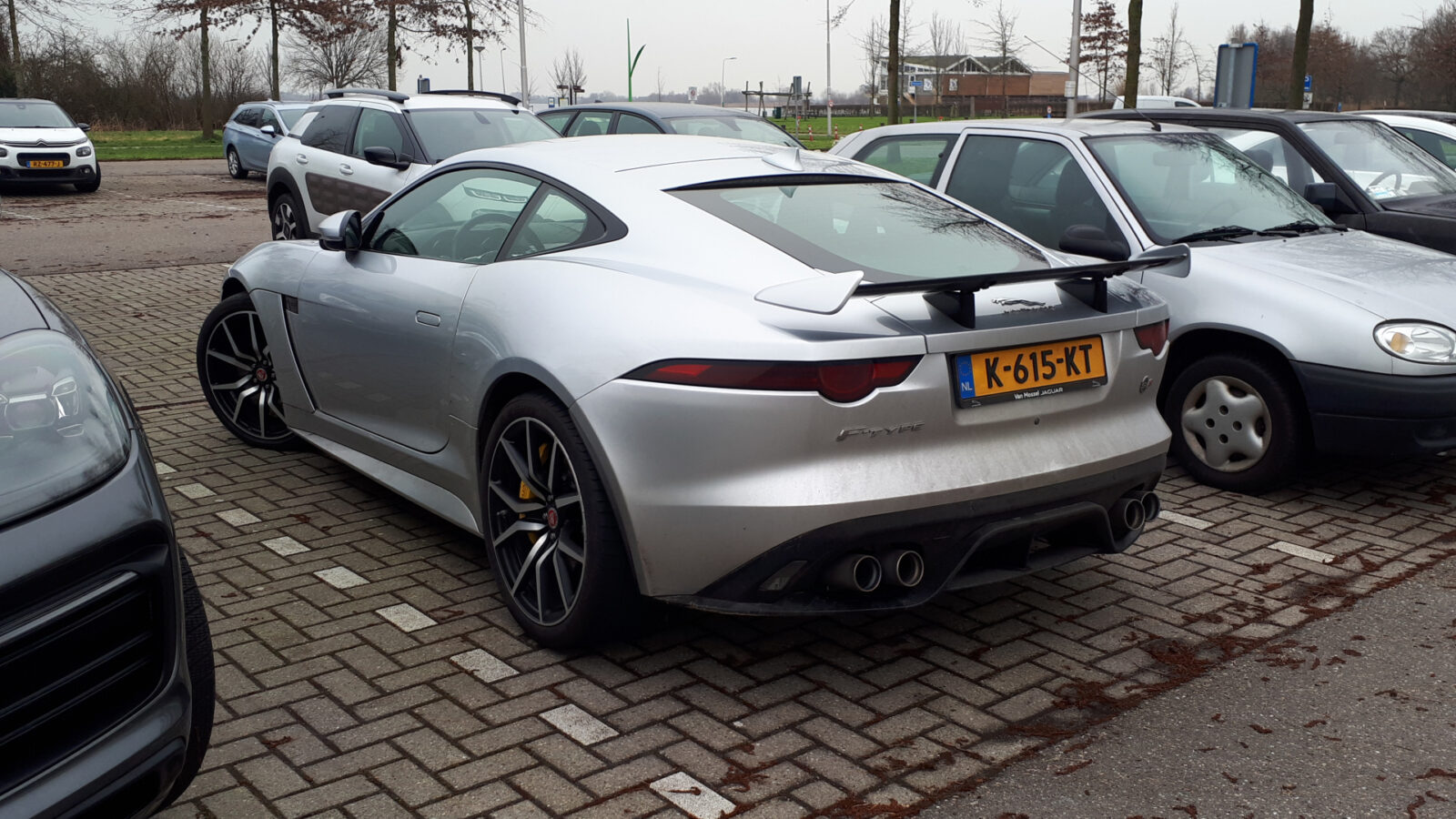 Een zilveren Jaguar F-Type SVR sportwagengespot geparkeerd op een parkeerplaats.