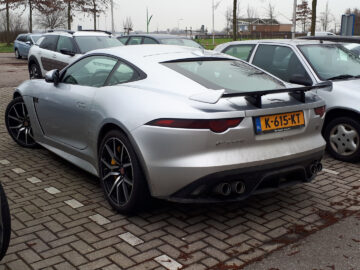 Een zilveren Jaguar F-Type SVR sportwagengespot geparkeerd op een parkeerplaats.