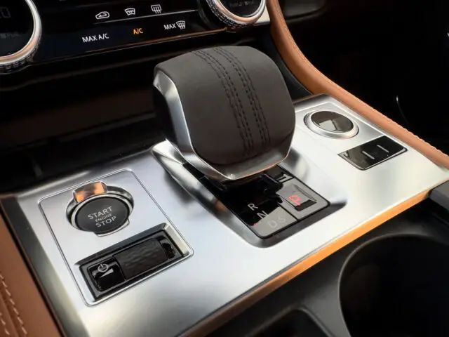 Palanca de cambios automática interior del Jaguar F-Pace