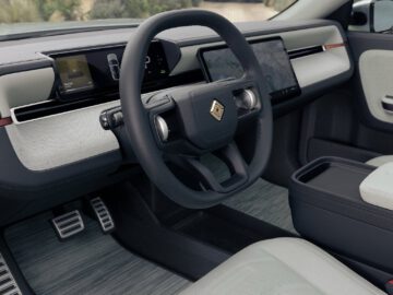 El interior de un coche con volante y mecanismo de dirección.